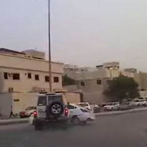 شرطي سعودي يقبض على هارب بطريقة أكشن ! 