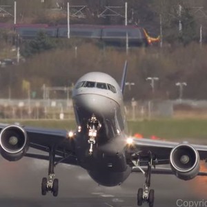 اخطر لحظات الهبوط والإقلاع .. مع طائرات تُعارك الريح 