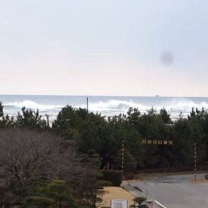 شاهد اللحظة التي اجتاحت فيها موجات المد المدمرة "التسونامي" احدى المدن اليابانية