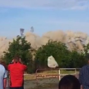 حجر طائش بنطلق كالرصاصة من مبنى مُنهار كاد أن يتسبب بكارثة 