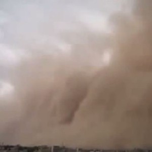 سعودي يرصد شلالات مياه ضخمة عند دخوله نحو عاصفة رعدية بمكة  