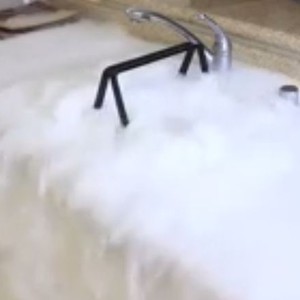  شاهد ماذا حدث عند وضع رطل من الثلج الجاف في المياه