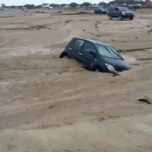 بالفيديو: السيول تجرف عدداً من السيارات في الكويت 