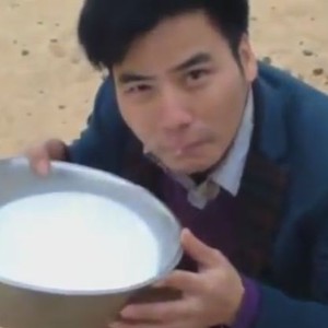 شاب ياباني يُقدم على شرب حليب النياق للمرة الأولى في حياته 