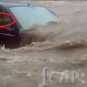 رجل يُنقذ عائلة من الموت المحقق بعد ان حاصرتها السيول 