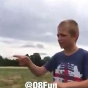 حوار طريف لأطفال سعوديين يحاولون التفاهم مع أطفال بريطانيين على لعب الكرة 