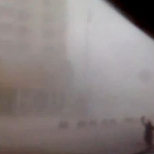 سيارة مُتوقفة تُنقذ شاباً دفعته الرياح العاتية بجدة