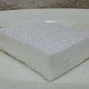 شاهد ماذا يحدث عند سكب كمية من البنزين على قطعة فلين