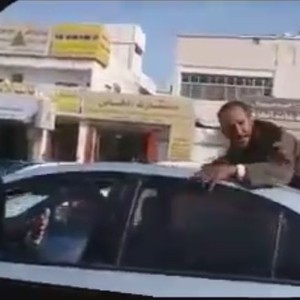 بالفيديو: مُختل عقلي يتعلق بسيارة وافد ويُثير الرعب لدى السائق والمارة 