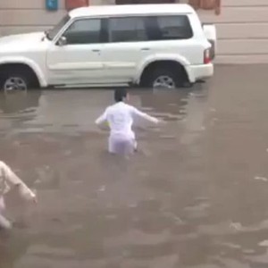بالفيديو: نصف متر من مياه الامطار في شوارع الكويت .. والاطفال يسبحون