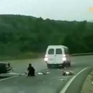 بالفيديو: حادث عنيف يقذف بأب وطفله من الزجاج الخلفي للسيارة