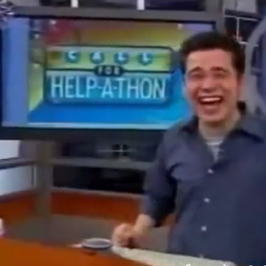 مُذيع يضحك بشكل هستيري بعدما "تجشّأ"  على الهواء مباشرة 