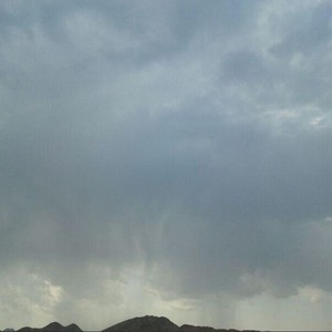 بالصور: أمطار الخير تتساقط على المناطق الغربية من المدينة المُنورة