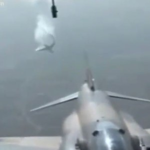 بالفيديو: تصوير حي لتحطم طائرة مُقاتلة واحتراقها جواً   