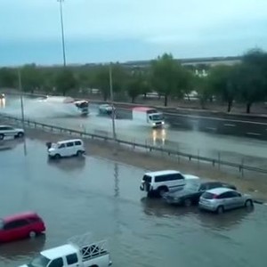 لحظات مُرعبة لانحراف صهريج نفط خلال أمطار دبي