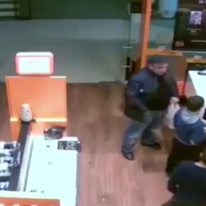 هروب جماعي من مركز تجاري لحظة وقوع زلزال رومانيا 