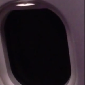 Un passager d&#39;avion observe un coup de foudre unique dans le ciel de Riyad