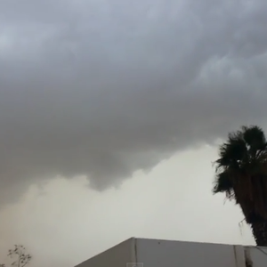 شاهد عنف البروق والرياح الهابطة بينبع الصناعية صباح اليوم  