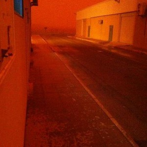 بالصور: تقلبات جوية قوية والغبار يحجب الرؤية ويحول الأجواء إلى البرتقالي في القصيم 