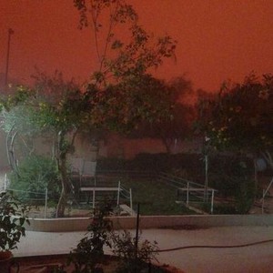 عاصفة رملية تاريخية تضرب السعودية .. الغبار يقلب النهار ليلاً ويشُل الحركة في العديد من المناطق 