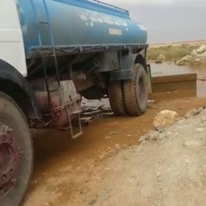 مواطن يرصد صهريج لمياه الشرب يتزود بالمياه من مُستنقع  