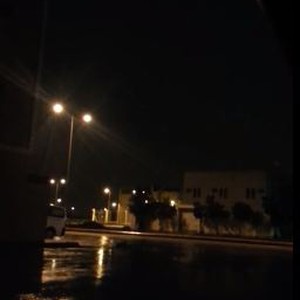 بالفيديو: بالتزامن مع صلاة الفجر .. أمطار الخير تتساقط على أرض الرياض 