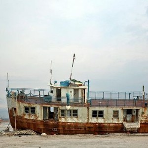 بالصور: بحيرة سياحية أماتها الجفاف وتكشف عن أطنان من الملح 