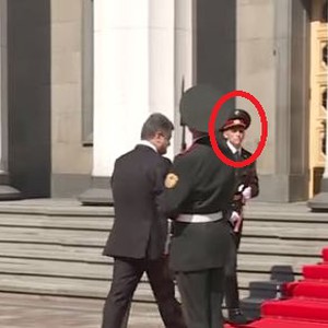 لحظة سقوط وإغماء جندي من حرس الشرف أمام الرئيس الأوكراني الجديد 