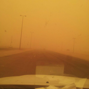 بالصور: موجة من الغبار الكثيف تجتاح حفر الباطن صباح اليوم الإثنين 