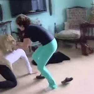 لبؤة منزلية تشن هجوما شرسا على شاب وتتسبب له بجراح 