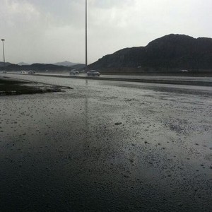 أجواء عاصفة وماطرة تضرب أجزاء من مكة المُكرمة