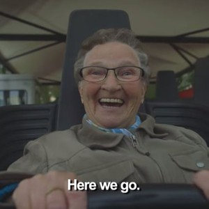 سيدة بعمر 70 سنة تجرب ألعاب مدينة الملاهي لأول مرة .. شاهد ردة فعلها‎