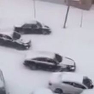 فيديو طريف: عندما تتساقط الثلوج .. تبدأ حوادث السيارات "بالجملة" 