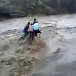 شاهد بالفيديو: مشاهد مؤلمة .. آخر لحظات الحياة لعائلة جرفتها السيول!