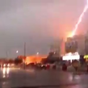  بالفيديو: سحابة رعدية تُفرغ شُحناتها الكهربائية بقوة على أحد المنازل بسلطنة عمان