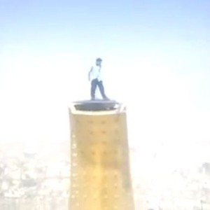 بالفيديو: شاب سعودي يقف بطريقة جُنونية على أعلى نقطة من بُرج مكة 