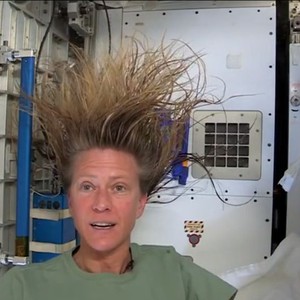 بالفيديو: كيف يقوم رواد الفضاء بغسل شعرهم وسط إنعدام الجاذبية  