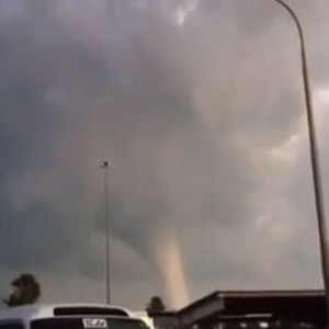 بالفيديو: مشاهد تاريخية للإعصار الذي ضرب شمال قطر ظُهر الخميس 