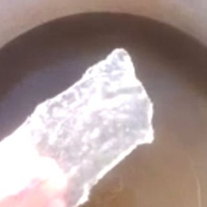 بالفيديو: شاهد كيف تجمدت المياه بالقصيم بسبب شدة برودة الطقس 