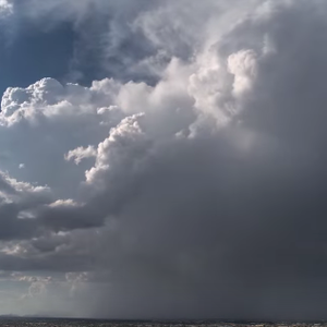 سحابة رعدية ضخمة تفرغ آلاف الأطنان من المياه على مدينة أمريكية خلال ثواني 