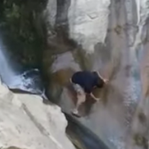 لحظة سقوط شاب سعودي من أعلى شلال تشكّل بجازان عقب الامطار  