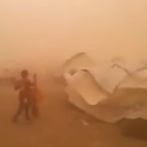 هذا ما فعلته العاصفة الرملية بمخيم للنزاحين في العراق 