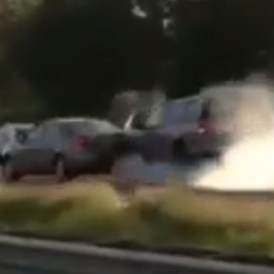 بالفيديو: تصادم عدد من السيارات بسبب الفضول لمشاهدة حادث آخر