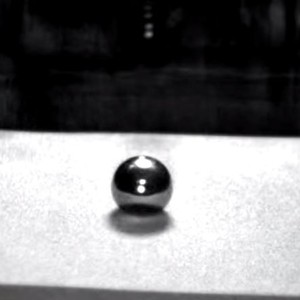 مراحل اصطدام كرة فولاذية بالرمال بالعرض البطيء 