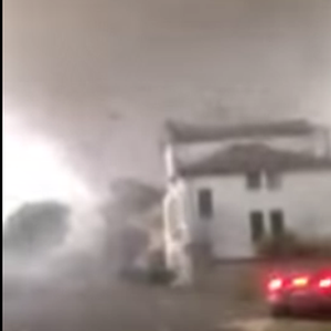 بالفيديو : إعصار قمعي مخيف يضرب مقاطعة البندقية الإيطالية