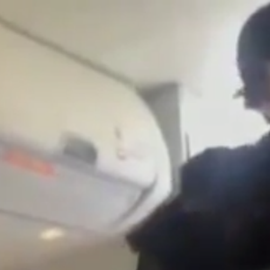 بالفيديو: قوات خاصة تقتحم طائرة ركاب بعد التهديد بتفجيرها