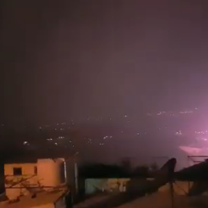 صاعقة تقطع الكهرباء في ماحص ... شاهد الفيديو