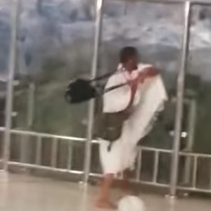 معتمر يكسر "السور الزجاجي" لمسعى الحرم ويُحطمه ليصعد جبل الصفا! 