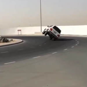 سحب رخصة وحجز مركبة سائق متهور في دبي بسبب هذا المقطع  