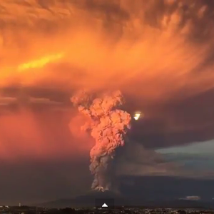 تايم لابس رائع يرصد سحابة الرماد وبروق بركان " كالبوكو" في تشيلي 